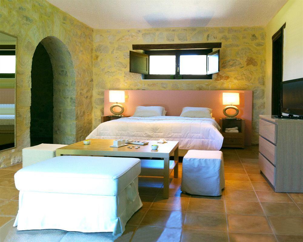 Marathiás Exensian Villas & Suites מראה חיצוני תמונה