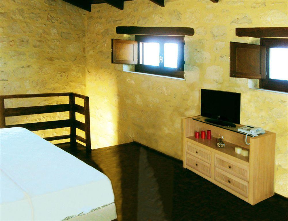 Marathiás Exensian Villas & Suites מראה חיצוני תמונה